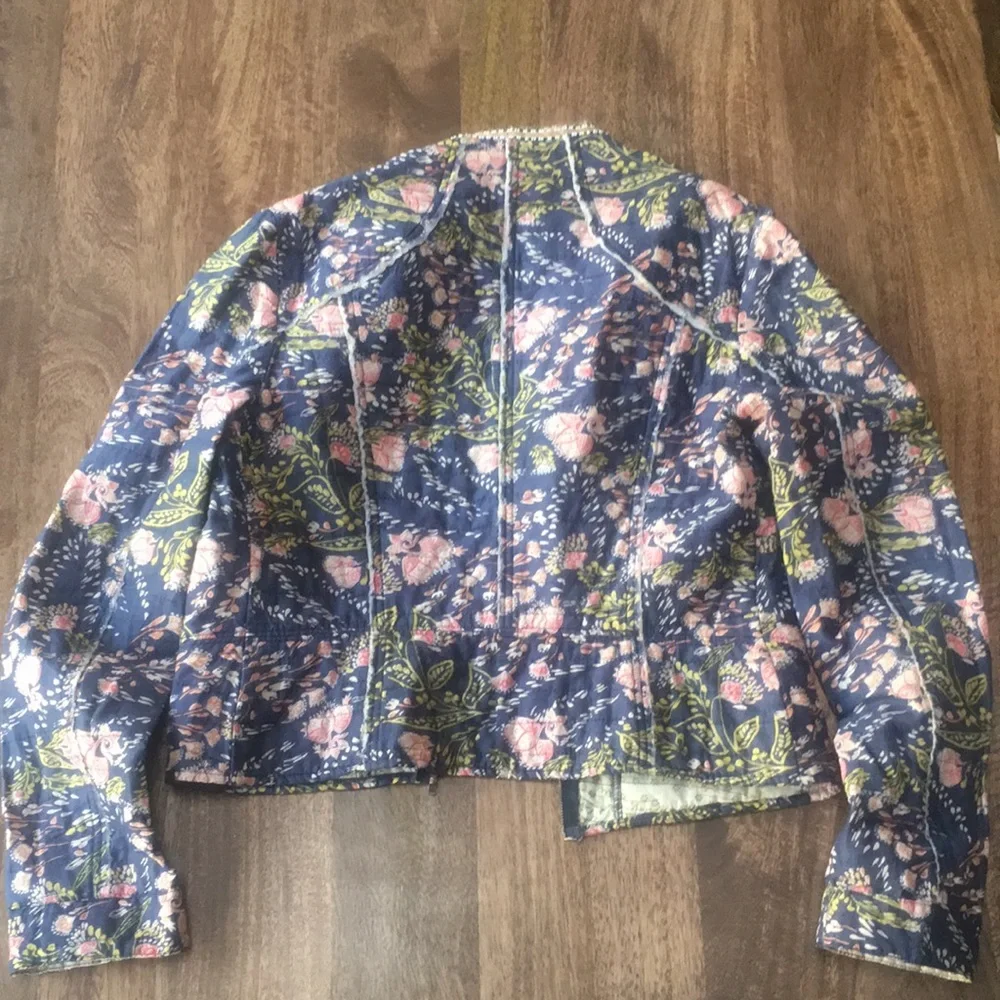 Quilted Floral Jacket 🌸 - Picture 3 of 8